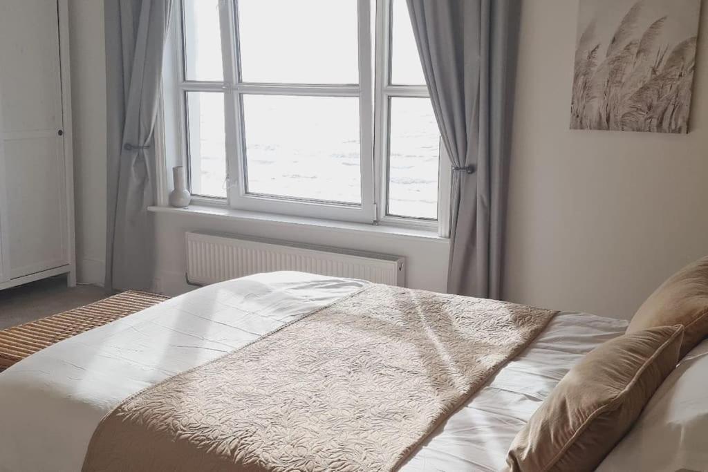 Beach View, 4 Bedroom House Opposite The Sea! Sleeps 10 Sandgate Extérieur photo